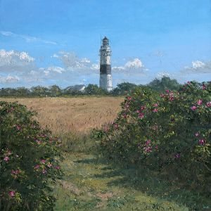 Kampener Leuchtturm mit Heckenrosen